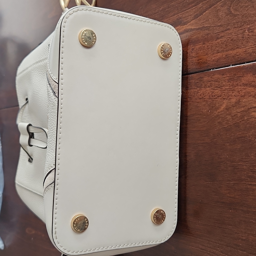 Micheal Kors Bucket Purse - Picture 4 of 7